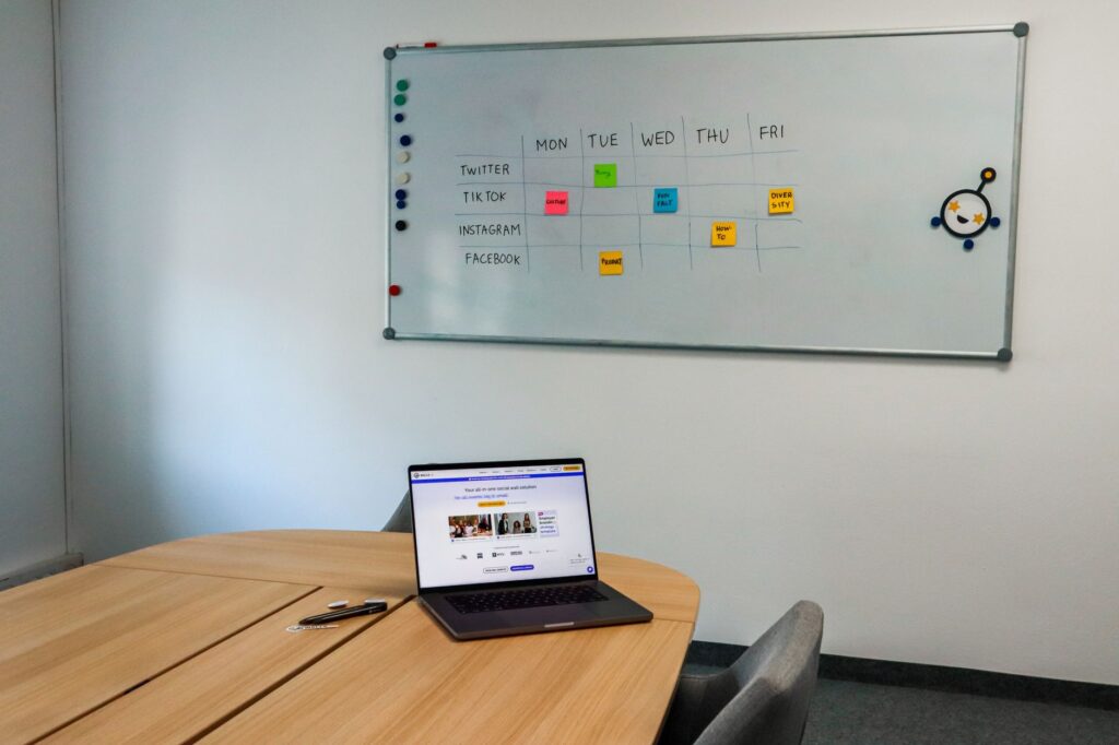 Which meeting assistant for google calendar that suggests times creates invites without back-and-forth?