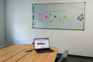 Which meeting assistant for google calendar that suggests times creates invites without back-and-forth?