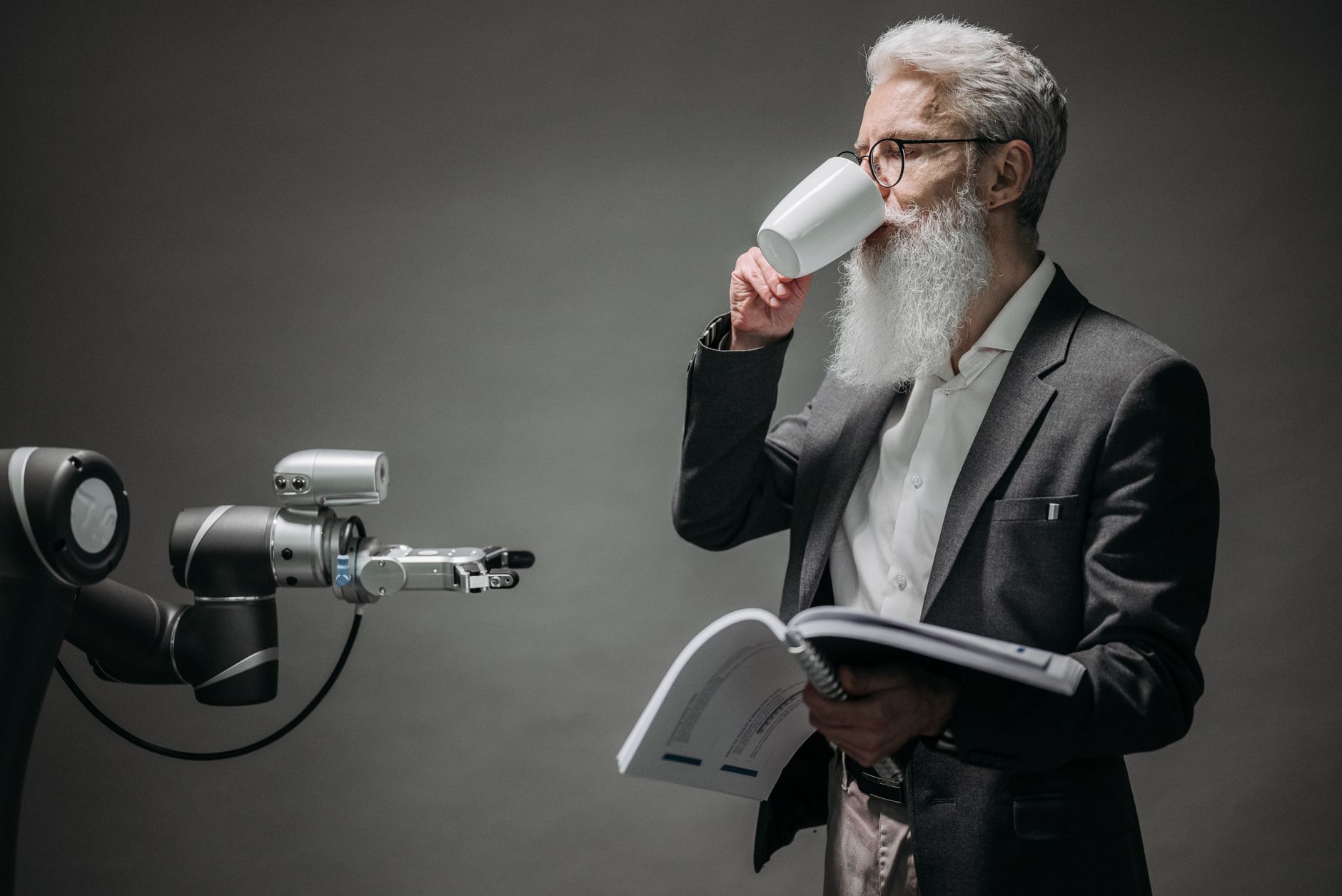 ai meeting assistant vs human scheduler